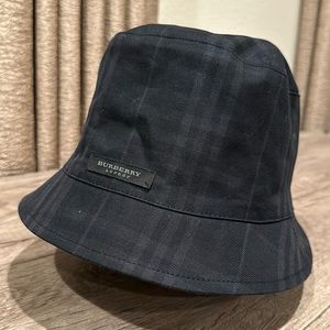 Burberry bucket hat / size small